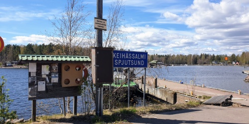 Kuvassa satama, jossa laituri, ilmoitustaulu ja kyltti jossa lukee Keihässalmi Spjutsund.